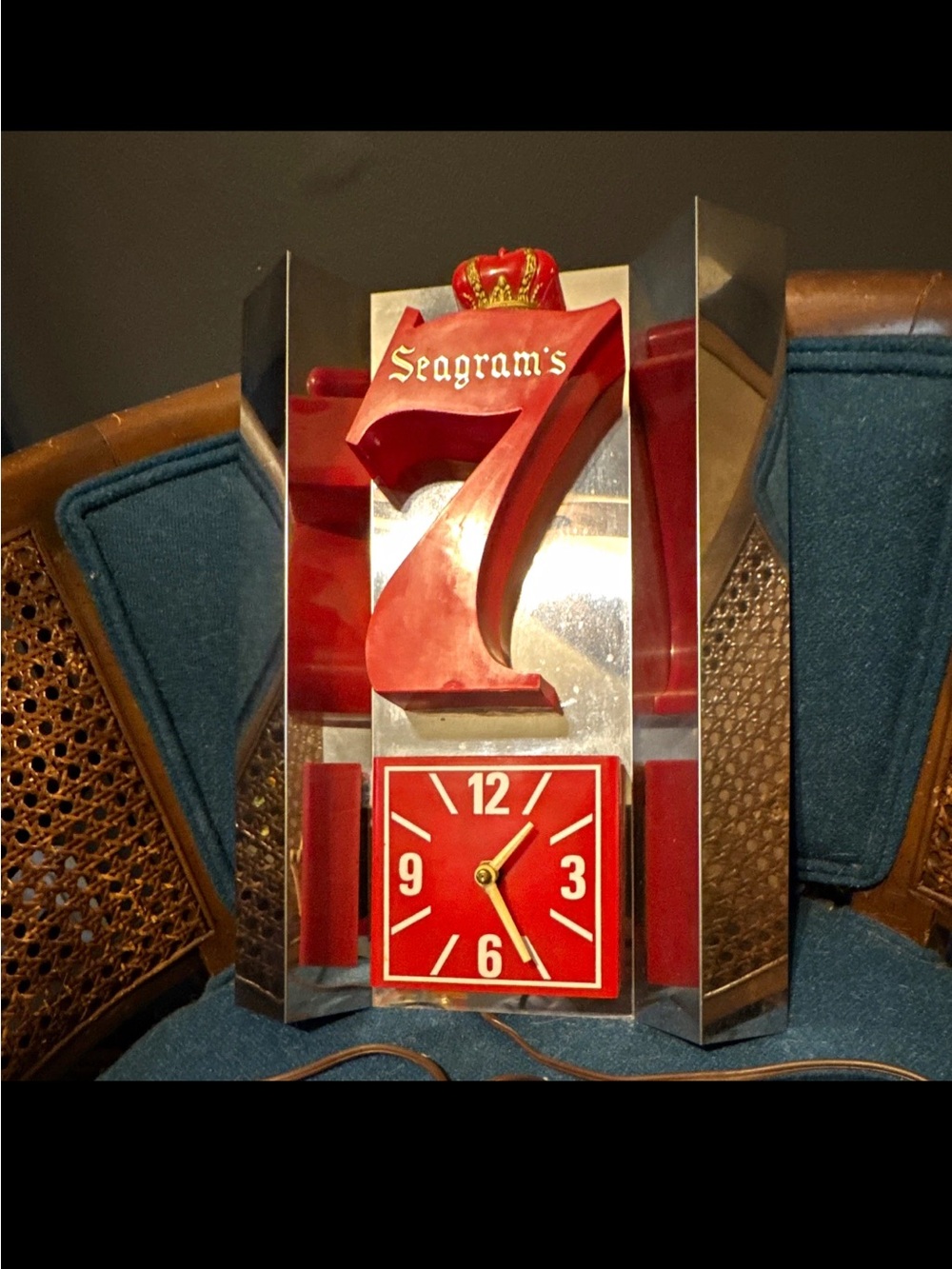 Seagram's 7 Seven Crown American Whiskey Advertising Wall Clock, Red and Silver